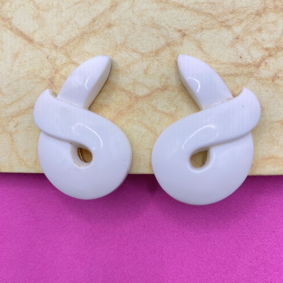 Vintage MONET White Lucite Clip On Earrings Chunky Mod Grannycore 1960's - Picture 2 of 5